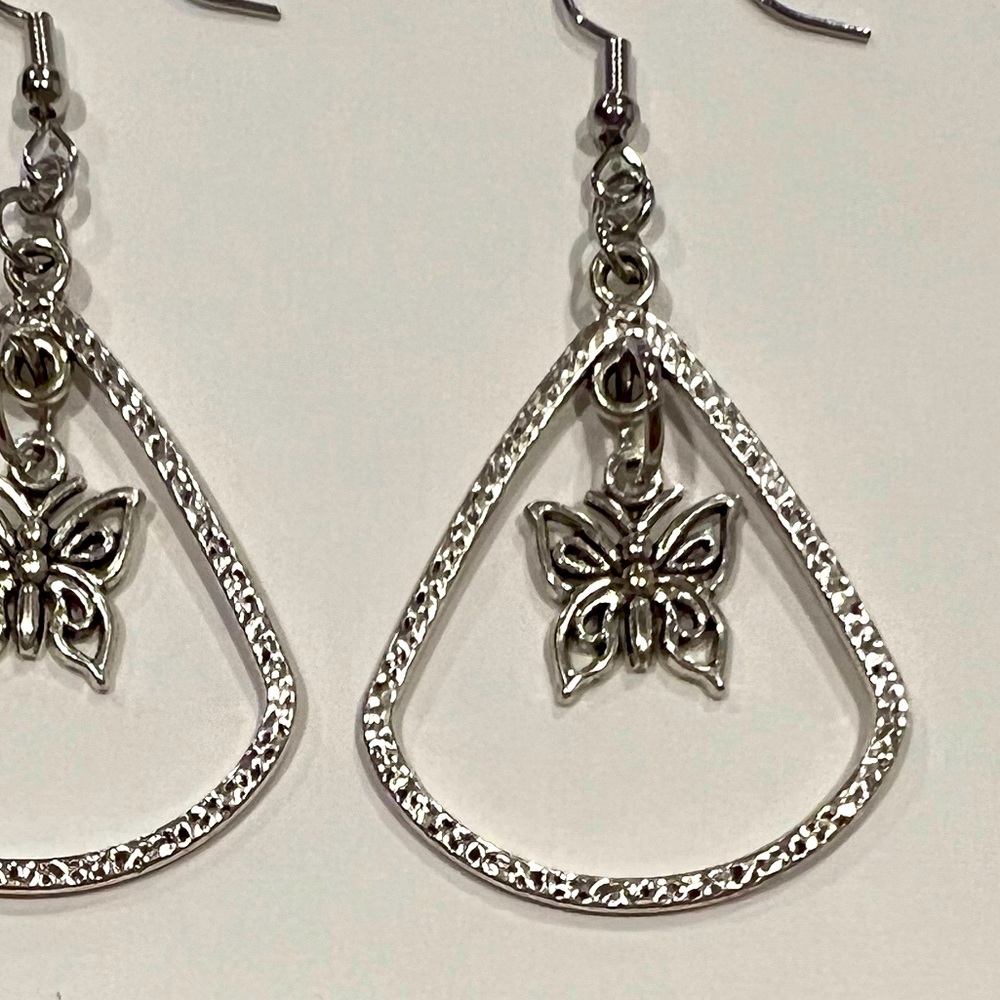 Butterfly 🦋 dangle charm earrings - Picture 2 of 6